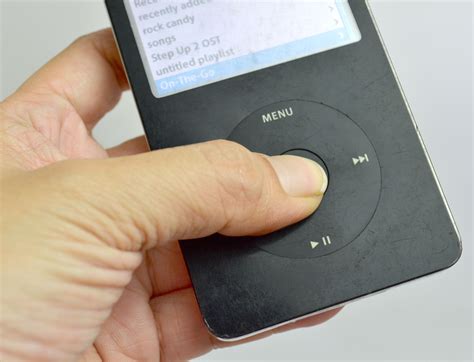 how do you turn an ipod classic off